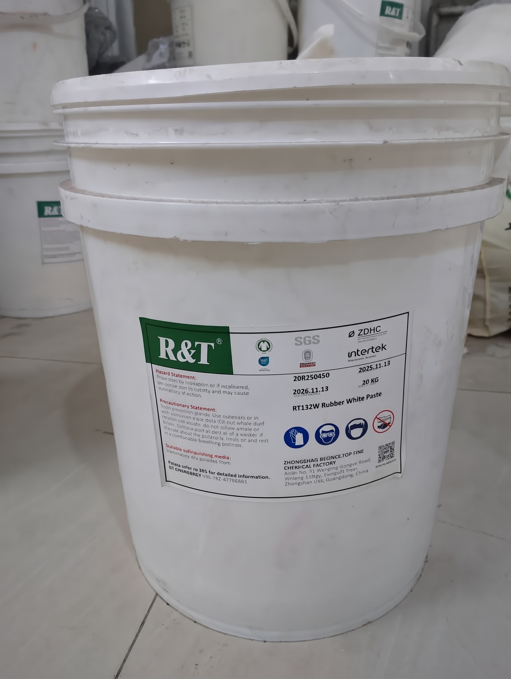 RT132W Rubber White Paste